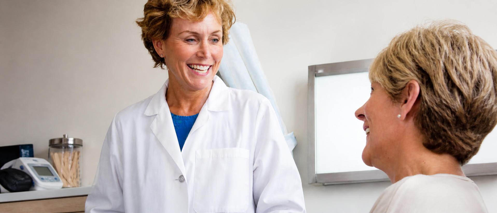 Doctora atendiendo paciente en Clinica Lostalo